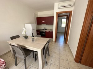 Kühlschrank, Ofen, Herdplatte, Kochgeschirr/Geschirr/Besteck