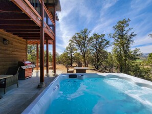 A hot tub in a wooden cabin with a balcony overlooking a desert landscape. - Deer Ridge: Hot Tub, Views, Stargazing, Fire Pit (Orderville)