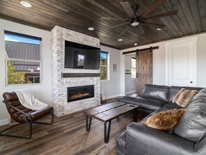 Smart TV, fireplace
