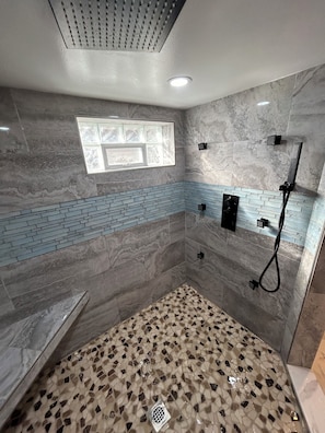 Shower, hair dryer, towels, soap - Beautifully restored full home, 5 min to NJ Shore! (Neptune City)