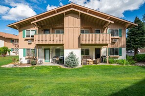 A two-story building with a flat roof, green shutters, and a balcony on each floor. - Abenteuer Haus in downtown Leavenworth! (Leavenworth)