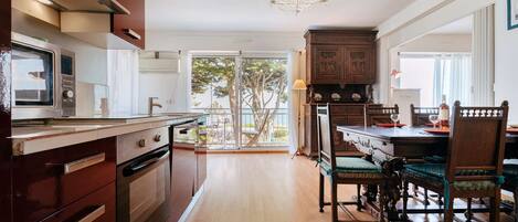 Fridge, oven, dishwasher, toaster