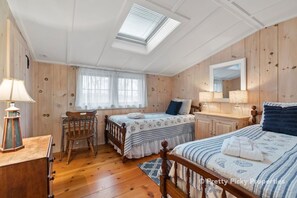 5 bedrooms, iron/ironing board, cots/infant beds, WiFi - Cozy Cottage: 135-HYP Quintessential Hyannis Port Cottage: Renovated, Putting Green, Walk to Beach (West Hyannisport)