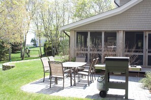 Outdoor dining - Cozy Cottage: 135-HYP Quintessential Hyannis Port Cottage: Renovated, Putting Green, Walk to Beach (West Hyannisport)
