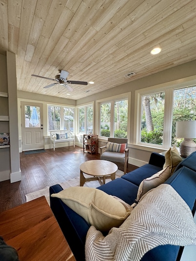 Best location - 3 minute walk to semi-private beach! Heated pool. Dog Friendly. 