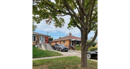 Cheerful 2 bedroom unit with free parking.