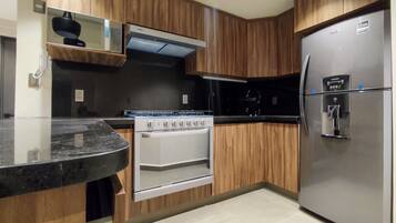 Geladeira, micro-ondas, fogão, cooktop