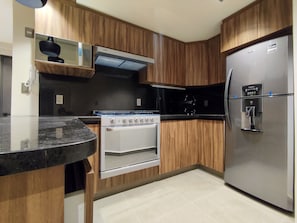 Geladeira, micro-ondas, fogão, cooktop