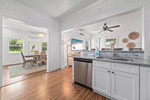 Fridge, microwave, oven, stovetop - SHORT DRIVE TO BEACH, NEAR SPORTS PLEX IN GULF SHORES! (Gulf Shores)