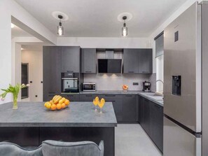 Kühlschrank, Mikrowelle, Ofen, Herdplatte