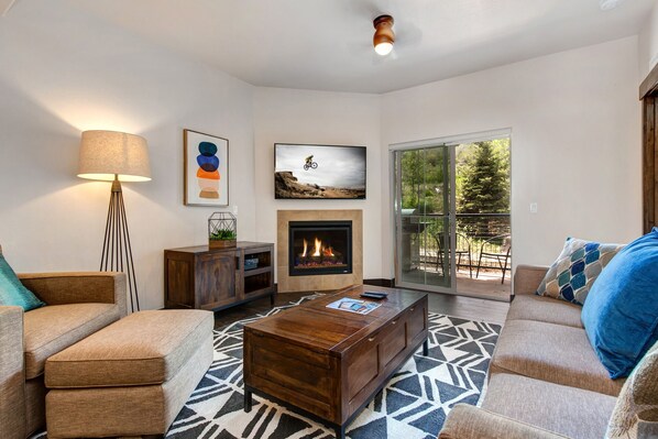 Smart TV, chimenea, libros y videoteca 