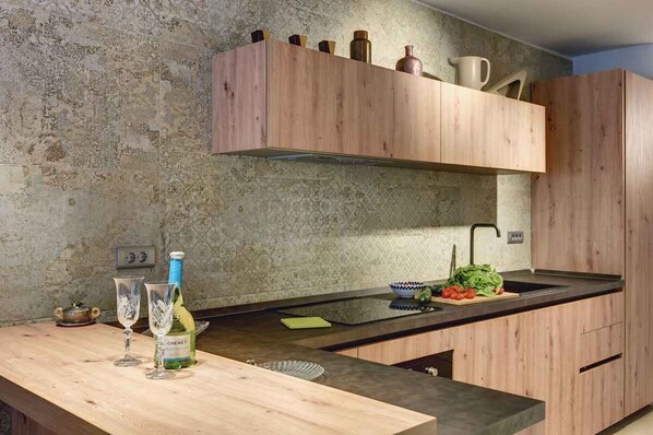 Frigorífico, microondas, horno y placa de cocina