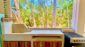 Refrigerador, tostadora, licuadora, utensilios de cocina