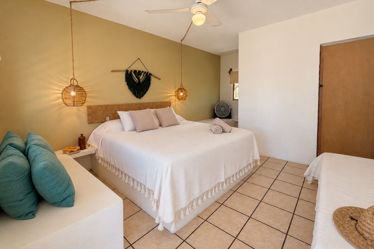 Deluxe Double Room | WiFi, bed sheets