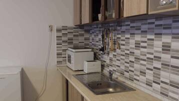 Refrigerador, microondas, parrilla de estufa y tostadora