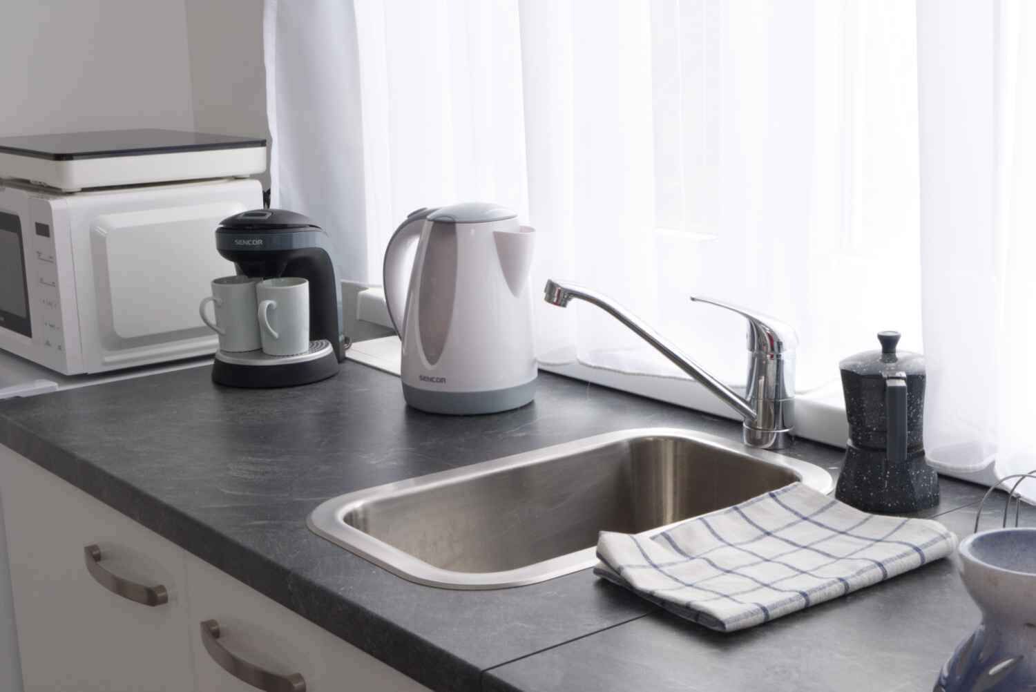 Jääkaappi, mikroaaltouuni, liesi, kahvin-/teenkeitin