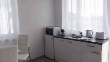 Frigorífico, microondas, placa de cocina y tostadora