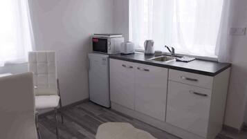 Réfrigérateur, micro-ondes, plaque de cuisson, grille-pain