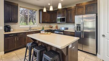 Refrigerador, microondas, horno, placa de cocina