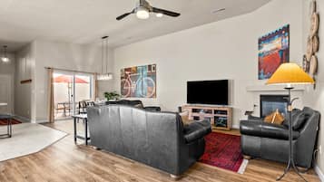 Smart TV, chimenea, libros y oficina