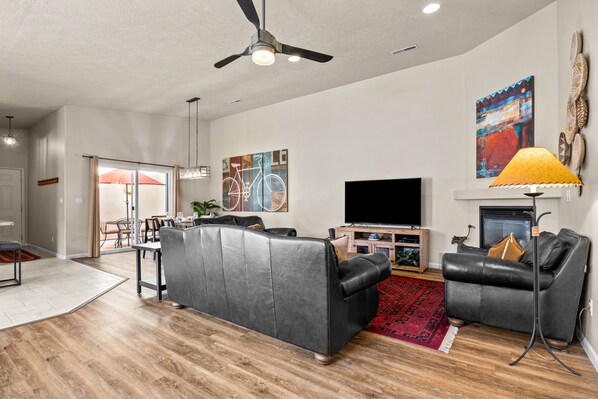 Älytelevisio, takka, kirjoja, työhuone