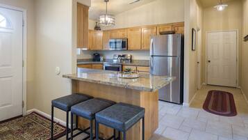 冰箱、微波炉、烤箱、炉灶