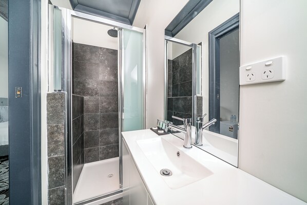 Free toiletries, towels, soap, shampoo - Romano's Hotel (Wagga Wagga)