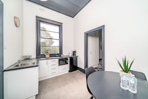 In-room dining - Romano's Hotel (Wagga Wagga)