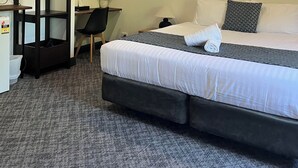 Tradisjonelt tremannsrom, flere senger, delt bad | Sengetøy av topp kvalitet og senger med Select Comfort-madrass