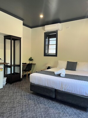 Traditional Triple Room, Multiple Beds, Shared Bathroom | Premium bedding, Select Comfort beds, free WiFi, bed sheets - Romano's Hotel (Wagga Wagga)