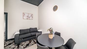 Family Studio Suite, Multiple Beds, Ensuite | Living area | 32-inch LCD TV with digital channels, TV, books