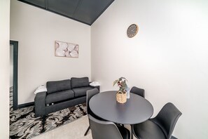 Family Studio Suite, Multiple Beds, Ensuite | Living area - Romano's Hotel (Wagga Wagga)