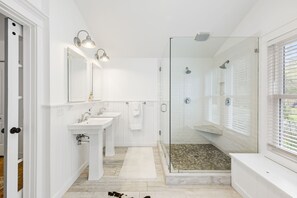Combined shower/tub, hair dryer, towels - Modern and Elegantly Decorated House on a Quiet street,  3 min Walk to Front Beach (Isle Of Palms)