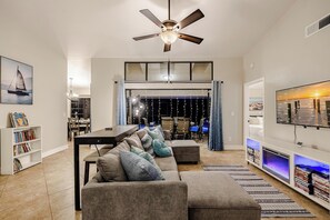 Fernseher, Kamin, Bücher