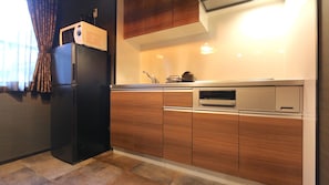 冰箱、微波炉、炉灶、厨具/餐具