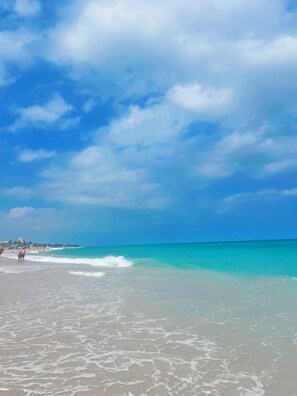 Sun loungers, beach towels - Paradise Palms, our tropical oasis in Delray Beach and very close to Boca Raton! (Delray Beach)