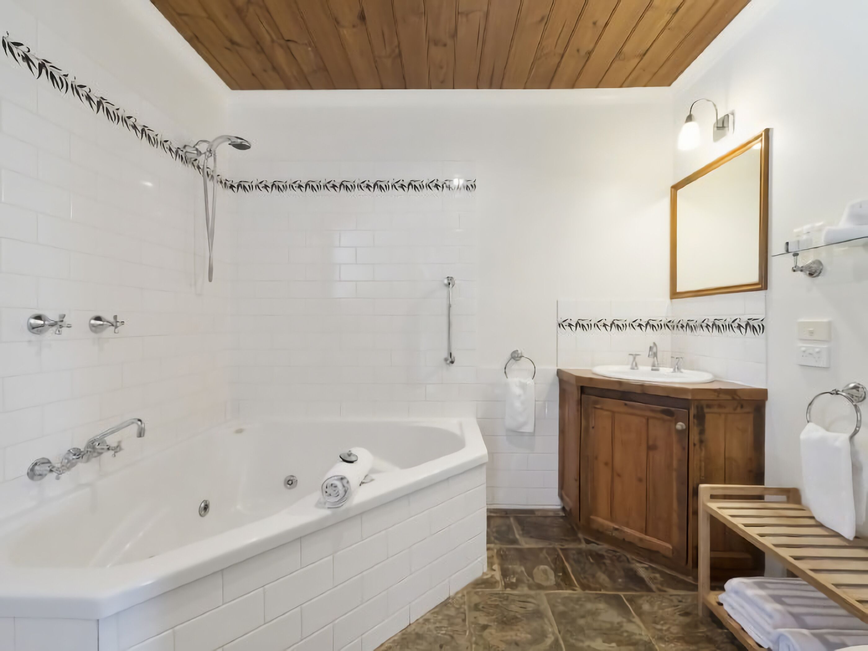 Combined shower/bathtub