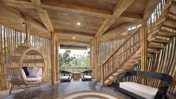 One Bedroom Bamboo Villa with Pool | Área de sala de estar | Chimenea
