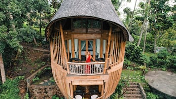 Vista frontal de la propiedad