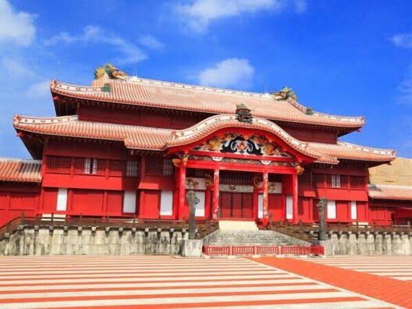 Un edificio tradicional de color rojo con techo de tejas y una entrada central.