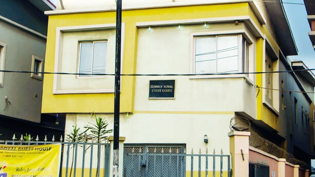 Un bâtiment à deux étages, sur lequel est apposée une enseigne indiquant qu’il s’agit d’une maison d’hôtes.