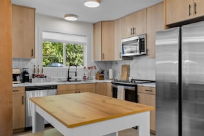 Kühlschrank, Mikrowelle, Ofen, Herdplatte