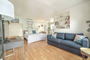 5 bedrooms, desk, iron/ironing board, travel cot - Beach Villa w/Views, Patio Firepit, AC, Parking - Steps to Beach (San Diego)