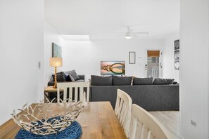 Smart TV, books - Beach Villa w/Views, Patio Firepit, AC, Parking - Steps to Beach (San Diego)