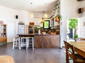 Kjøleskap, mikrobølgeovn, ovn og oppvaskmaskin