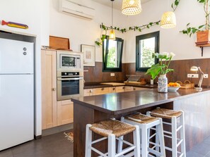 Kjøleskap, mikrobølgeovn, ovn og oppvaskmaskin