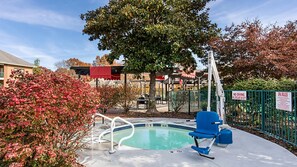 Alberca techada y alberca al aire libre