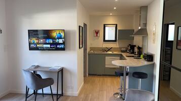 Een koelkast, een microgolfoven, een oven, een kookplaat