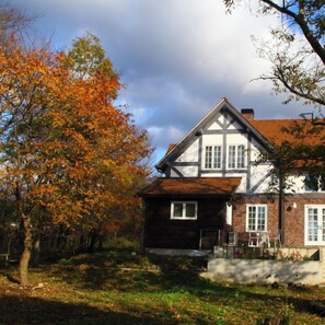 A two-story house with a visible front porch and a garage. - British Country House Brookfield Farm (Nasu)