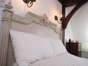 A bed with a white headboard and two wall-mounted light fixtures. - British Country House Brookfield Farm (Nasu)